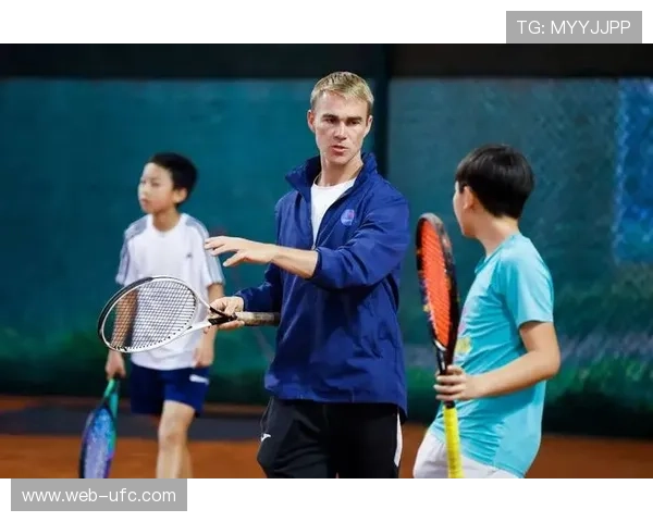 青少年球员赛余参与湖州网球文化工作坊，体验法网同款红土训练